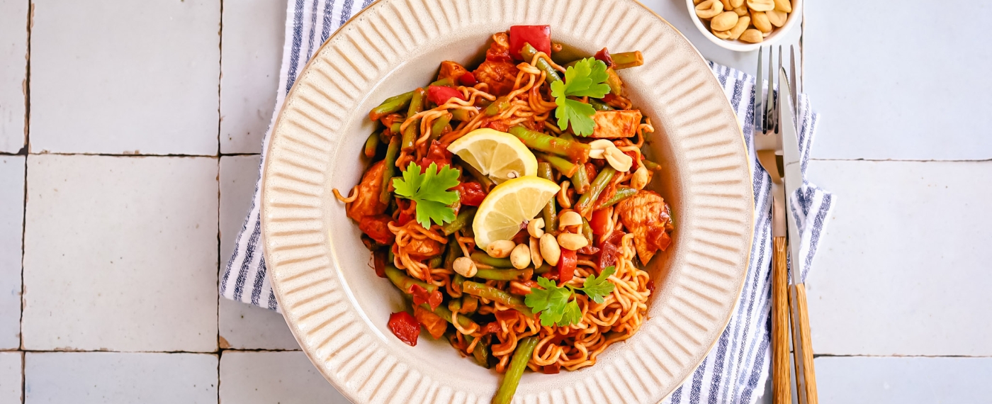 Noedels in tomatensaus met pindakaas, kip & sperziebonen